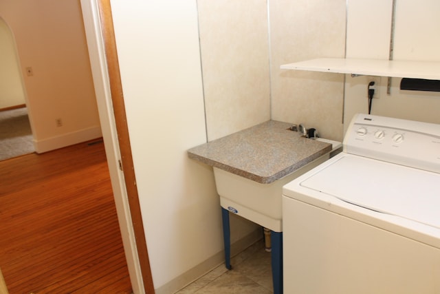 laundry area featuring light tile patterned floors and washer / clothes dryer