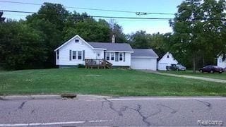 view of front of property featuring a front lawn