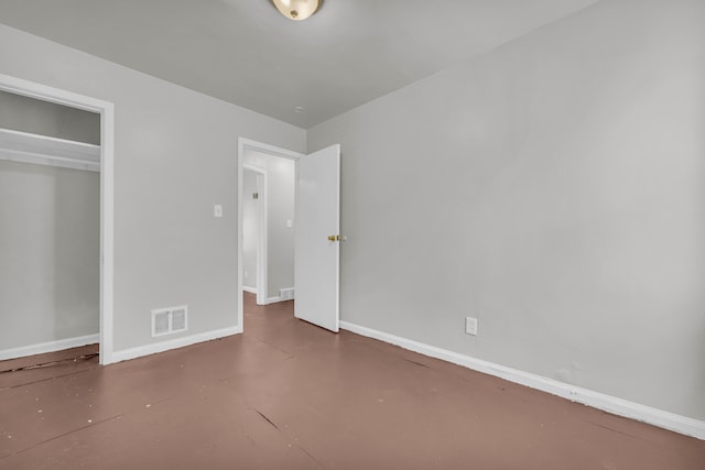 unfurnished bedroom featuring a closet