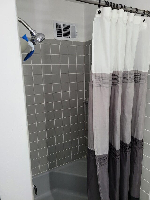 77 Maple Ln, Coldwater, MI 49036 - full bath with shower / tub combo with curtain