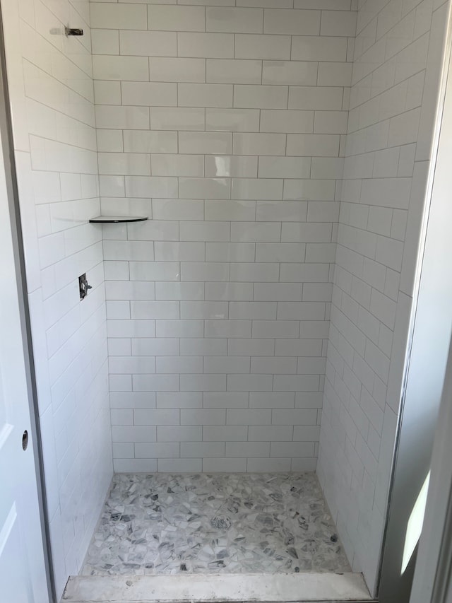 bathroom featuring tiled shower