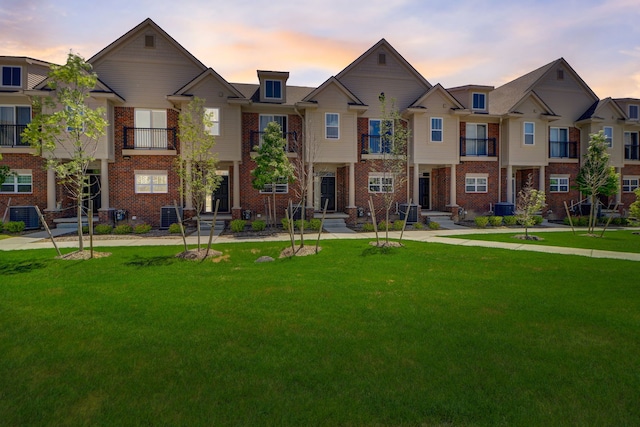 view of property's community featuring a yard