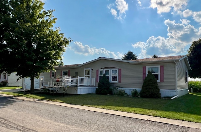 manufactured / mobile home featuring a front yard