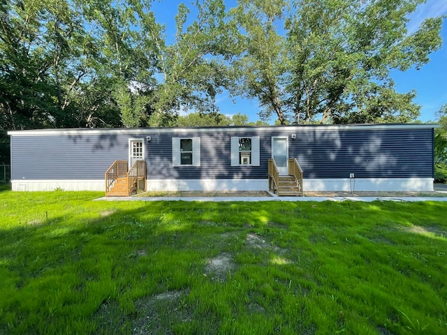 view of front of property featuring a front lawn