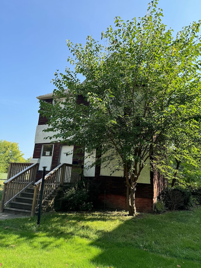 view of front of home featuring a front lawn