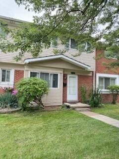 view of front of house featuring a front lawn