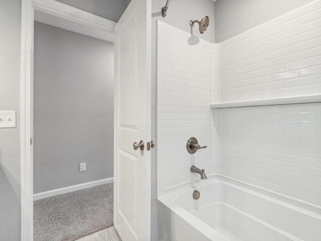 bathroom with tiled shower / bath