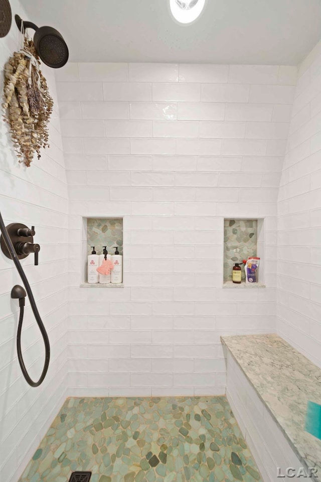 bathroom featuring tiled shower