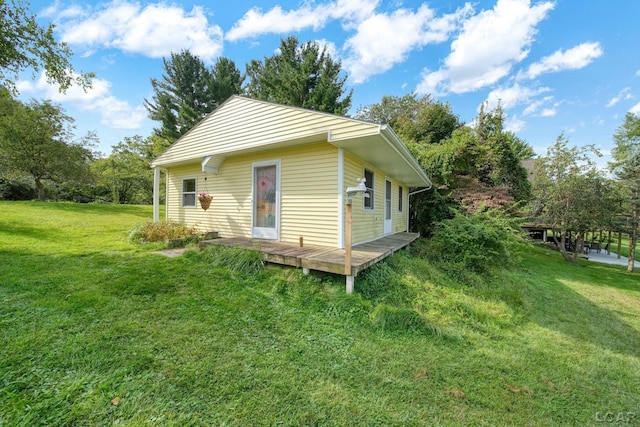 view of side of property featuring a lawn