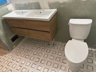 14257 Warwick St, Detroit, MI 48223 - bathroom featuring toilet and double vanity