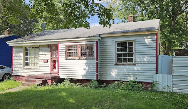 view of front of property featuring a front lawn