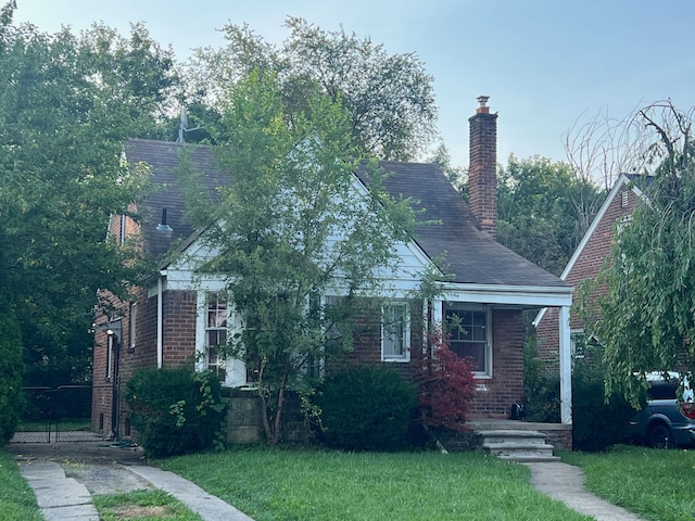 view of front of home with a front lawn