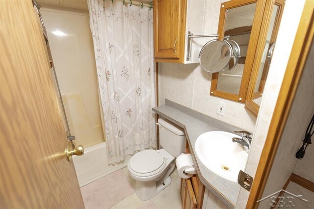 978 Timberlynn Trl, Sanford, MI 48657 - full bath featuring toilet, shower / bath combo, tile patterned flooring, and vanity