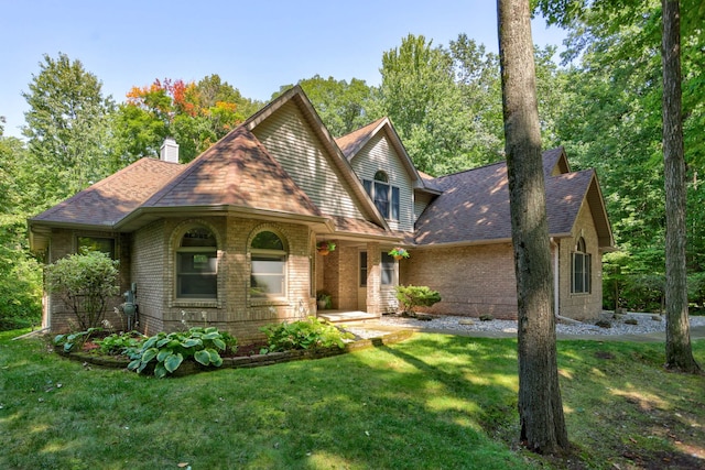 view of front of property featuring a front lawn