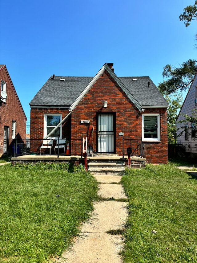 view of front facade featuring a front yard