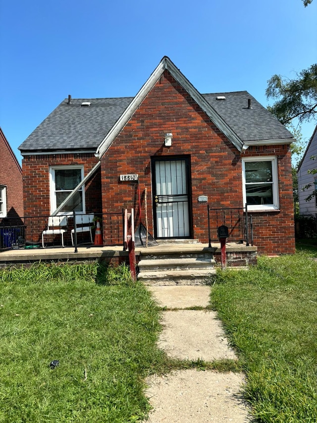 view of front of house with a front lawn