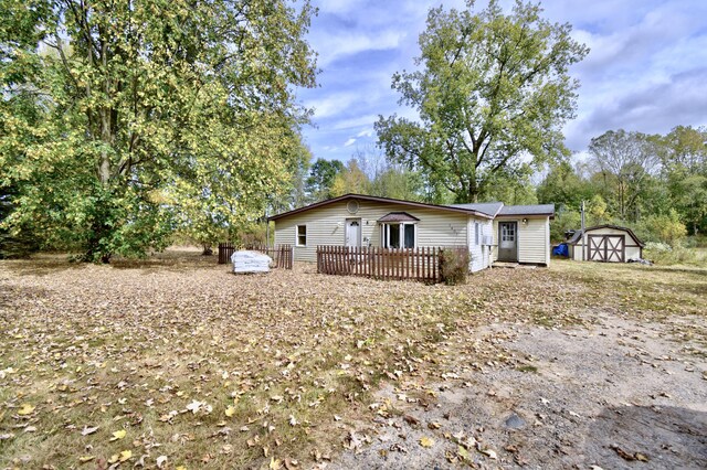 1401 S Miner Rd, Crystal, MI 48818 - view of front of home