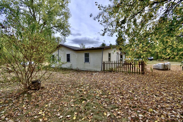 1401 S Miner Rd, Crystal, MI 48818 - view of side of home