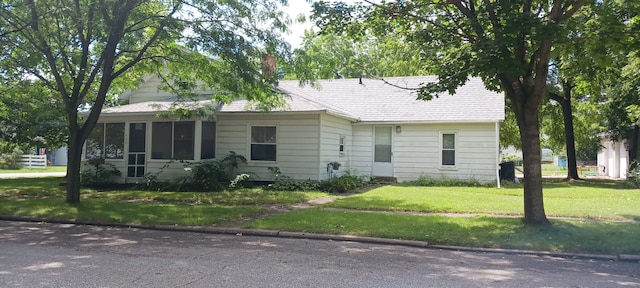 view of front facade with a front lawn