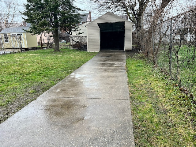 view of yard featuring a shed