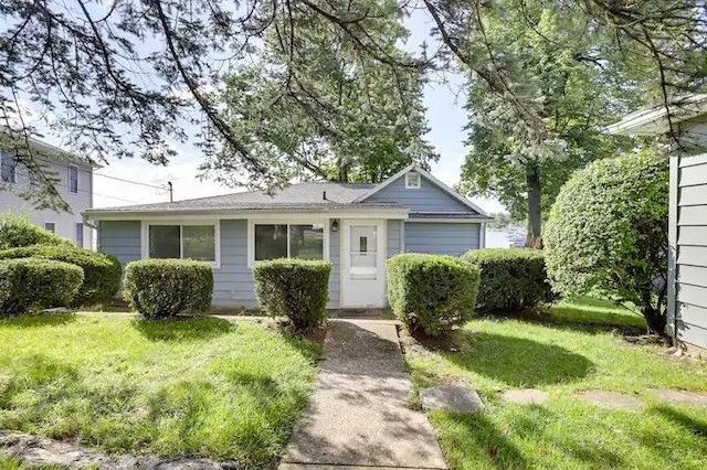 view of front of property featuring a front lawn