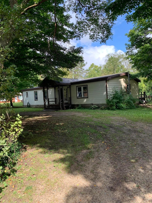 view of front of property with a front lawn