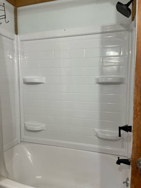 bathroom featuring tiled shower / bath