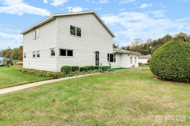 back of house featuring a lawn