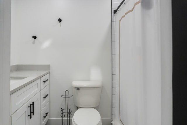 bathroom with a shower with curtain, vanity, and toilet