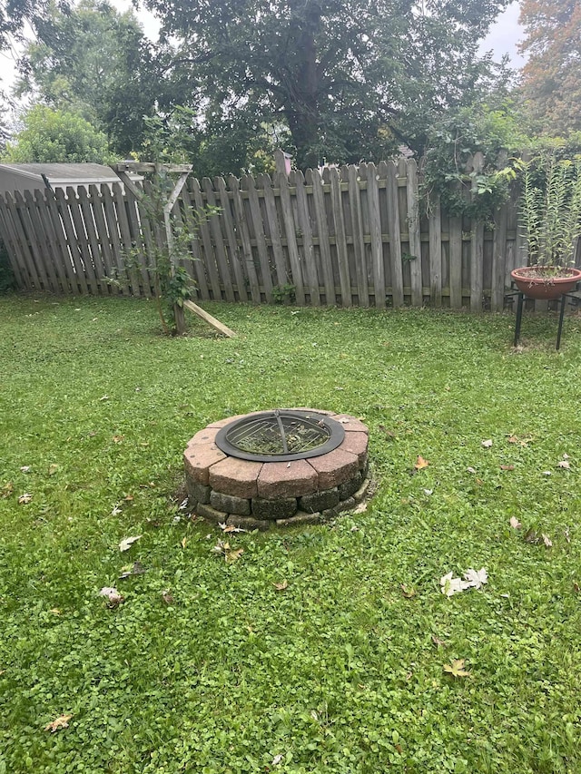 view of yard featuring a fire pit