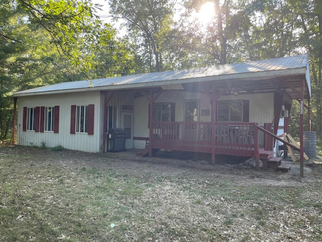 view of front of house featuring a porch and a front lawn