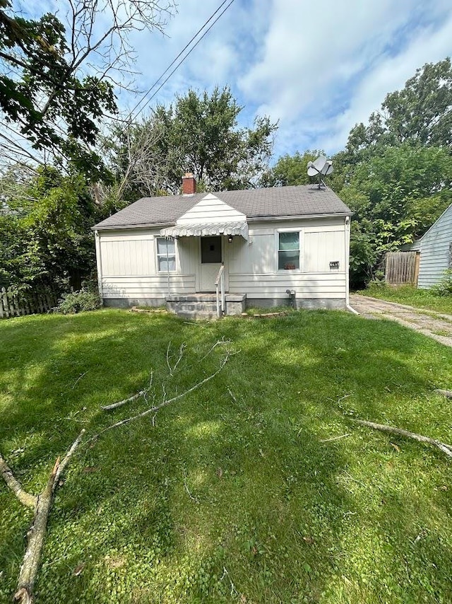 view of front of house featuring a front yard