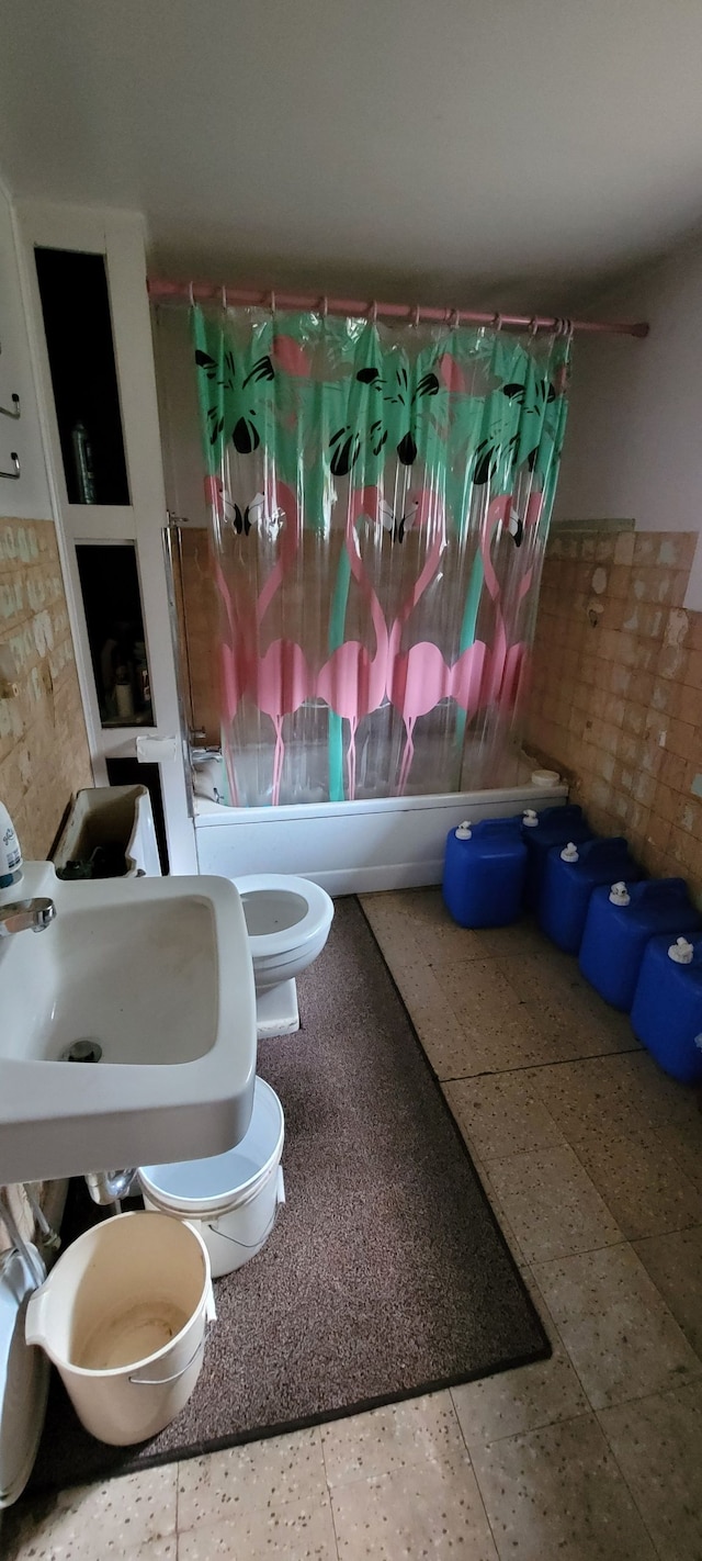 full bathroom featuring toilet, sink, a bidet, and bathing tub / shower combination