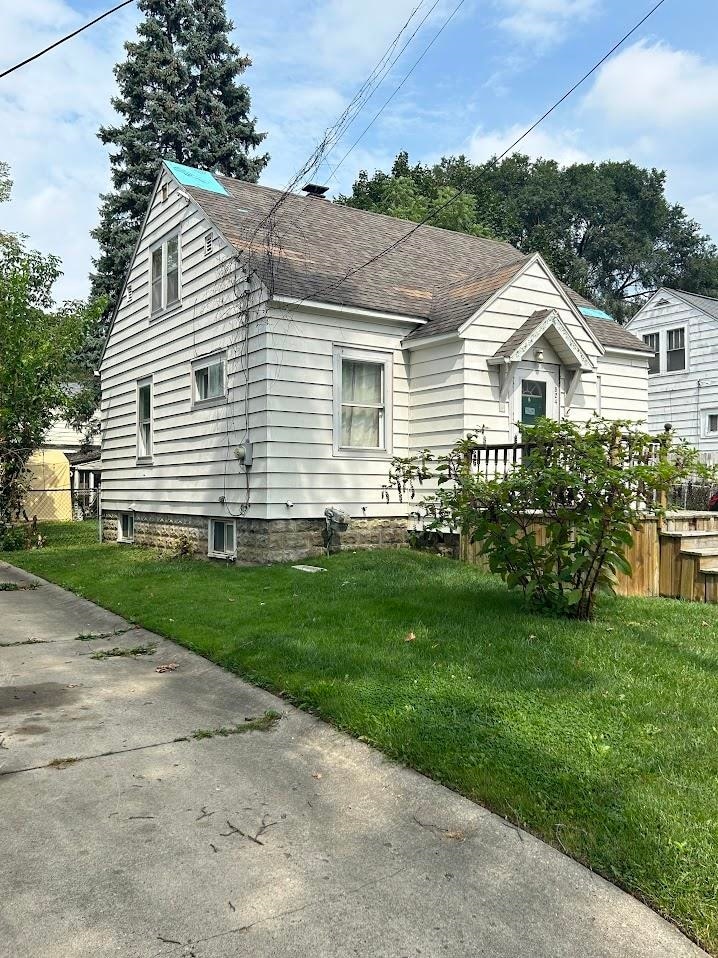 view of front of house featuring a front lawn