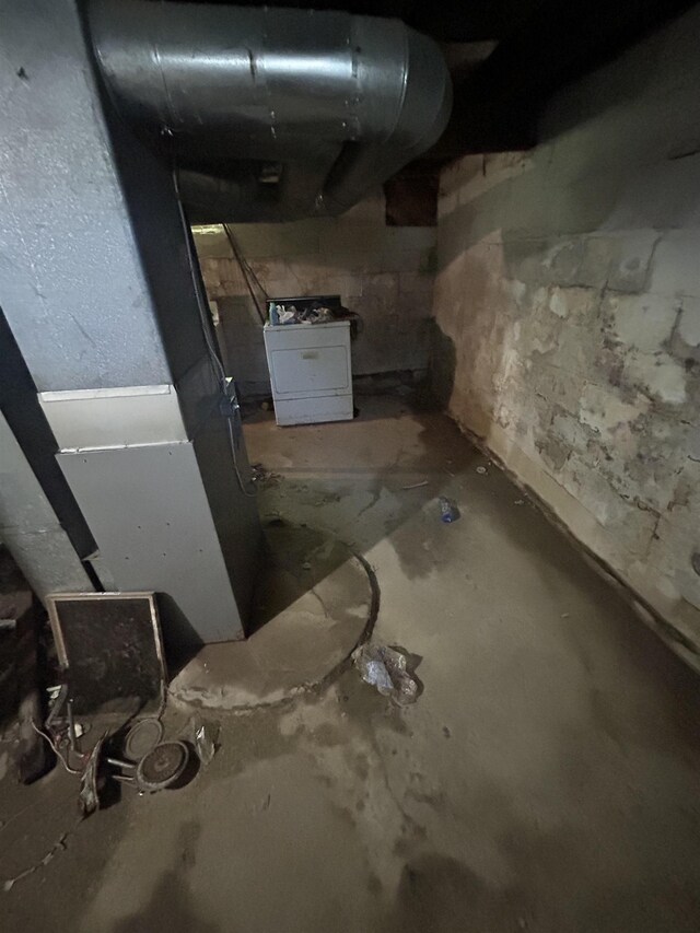 1028 Campbell St, Flint, MI 48507 - unfinished below grade area featuring washer / dryer