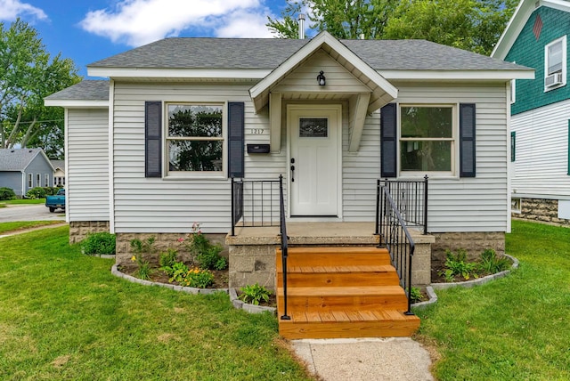 view of front facade with a front yard