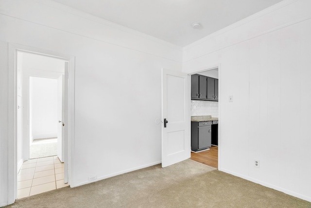 unfurnished room featuring light carpet and ornamental molding