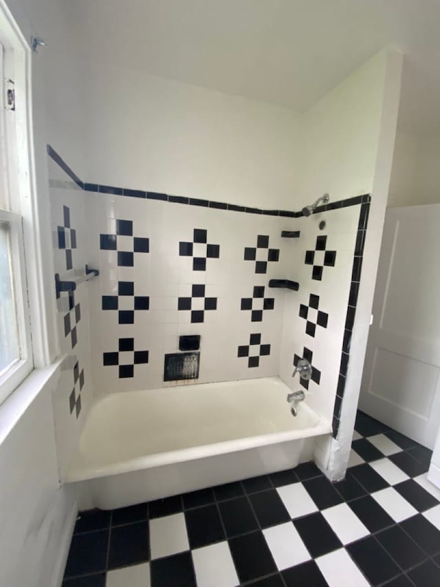 bathroom featuring tiled shower / bath