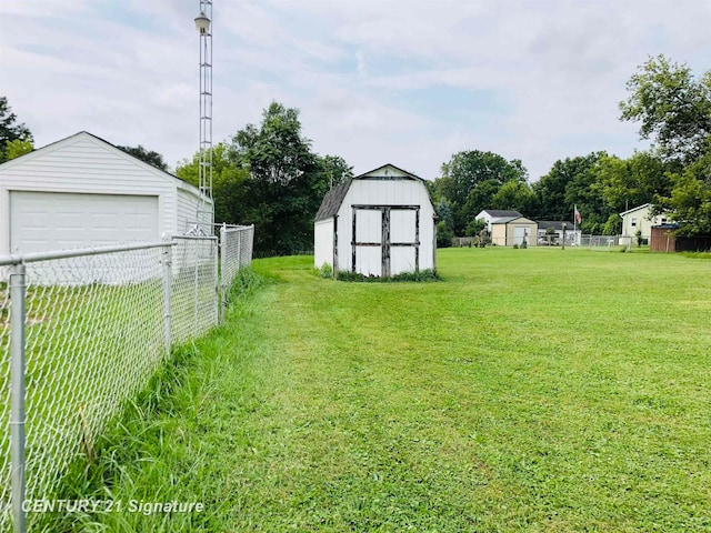 view of yard featuring a shed