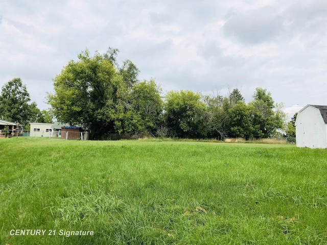 1540 Pound Dr, Flint, MI 48532 - view of yard featuring a barn and an outbuilding