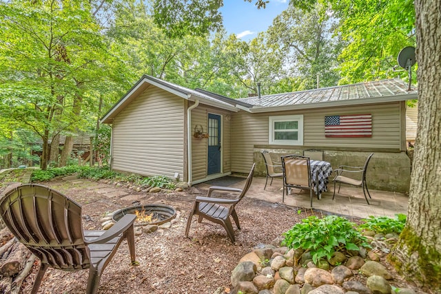 view of patio with an outdoor fire pit