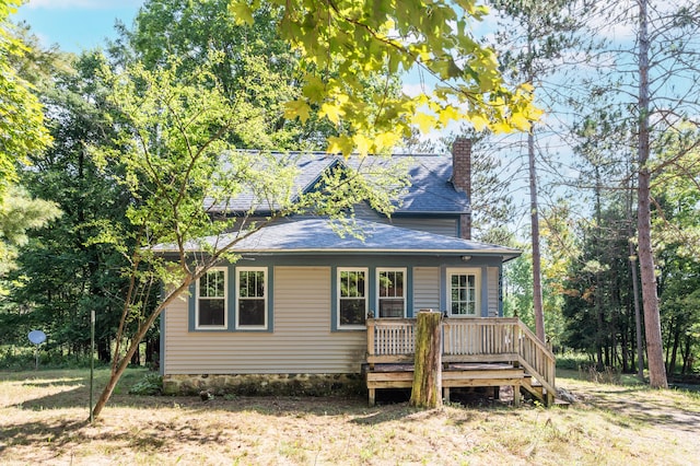 view of front of property featuring a wooden deck