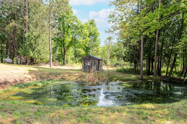 view of yard featuring an outbuilding