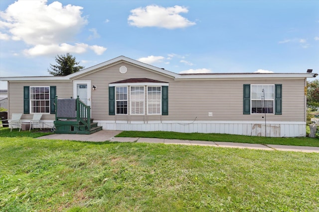 manufactured / mobile home featuring a front yard