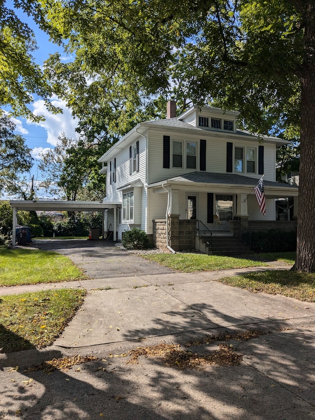 view of front of house featuring a carport and a front yard