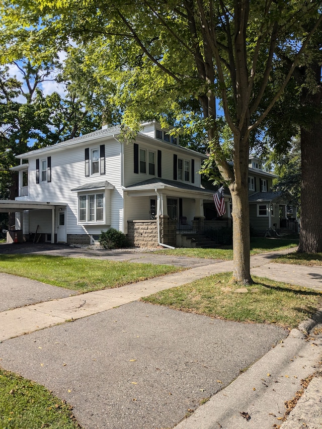 view of front facade with a front lawn