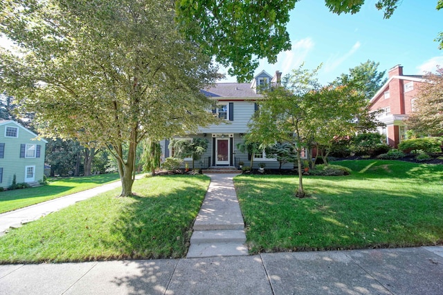 view of front facade featuring a front lawn