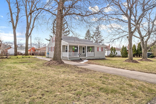 view of front of property featuring a front lawn and a porch