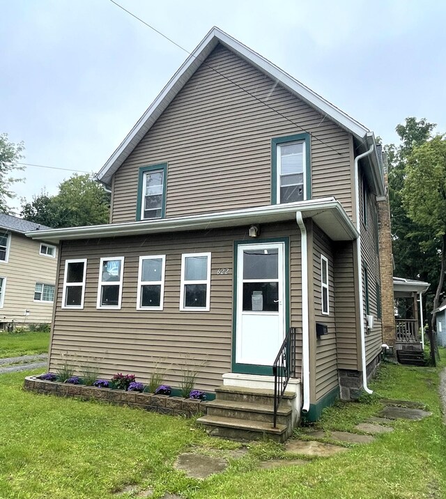 622 W Ganson St, Jackson, MI 49201 - back of property featuring entry steps and a lawn
