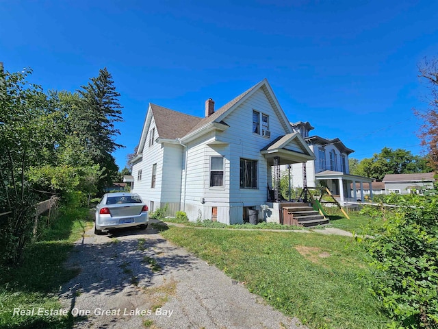 view of front of property featuring a front yard